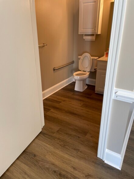 More Photos Of 704 Cromwell Dr, Greenville Office For Lease