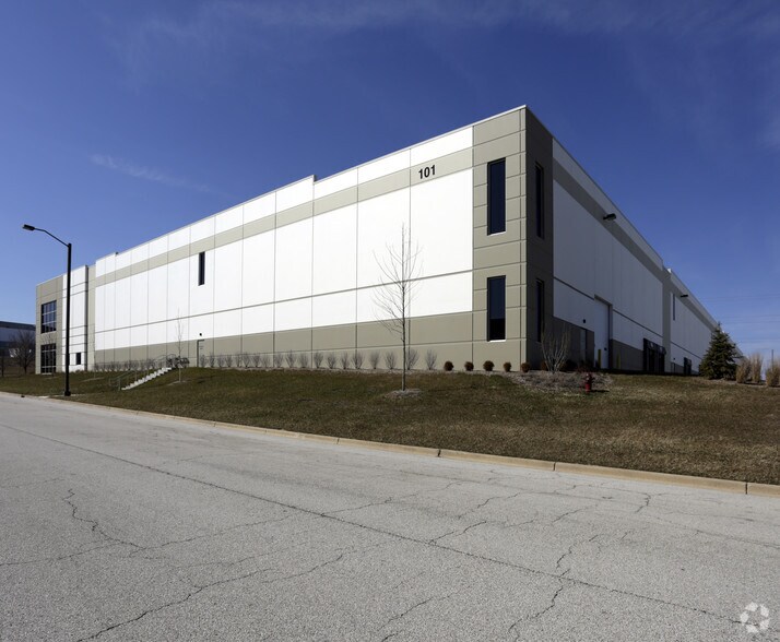 More Photos Of 101 Paragon Dr, Romeoville Warehouse For Lease