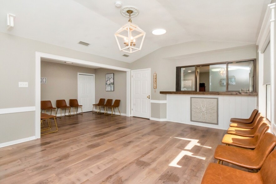 More Photos Of 1962 Spring Hill Ave, Mobile Office For Sale