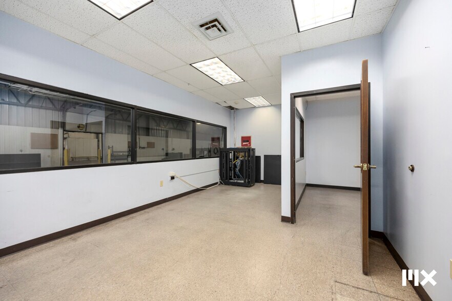 More Photos Of 21685 Northland Dr, Paris Distribution For Sale