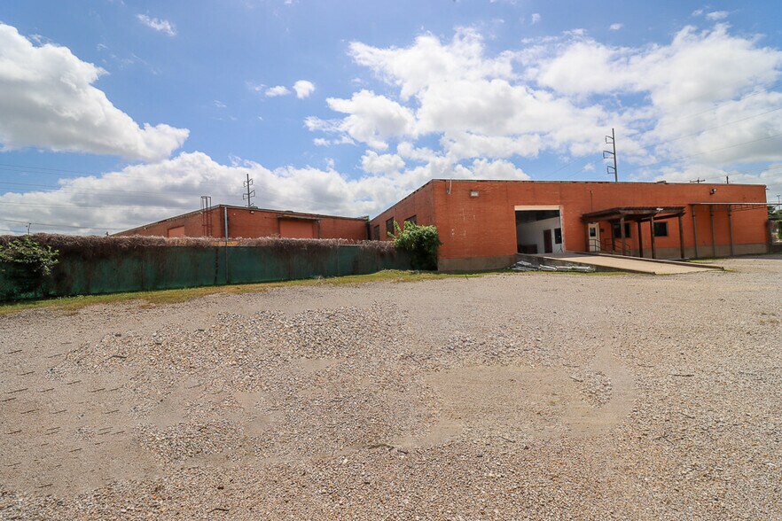 More Photos Of 1915 Empire Central, Dallas Distribution For Lease