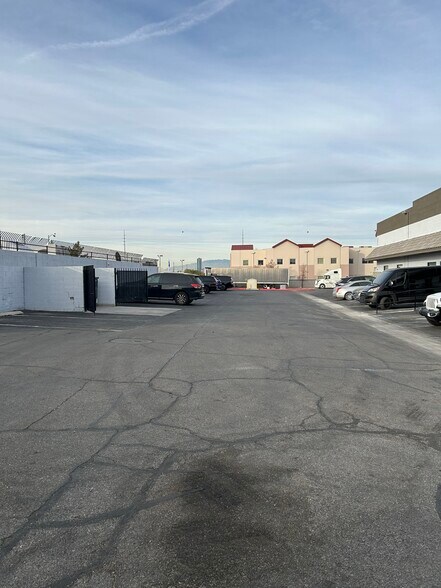 More Photos Of 4045 W Quail Ave, Las Vegas Warehouse For Lease