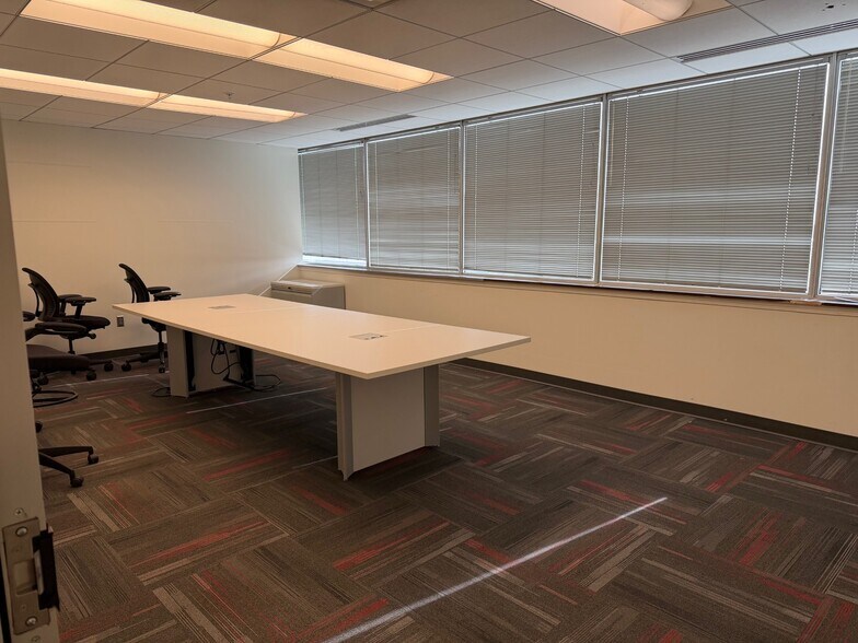 More Photos Of 10100 Linn Station Rd, Louisville Office For Lease