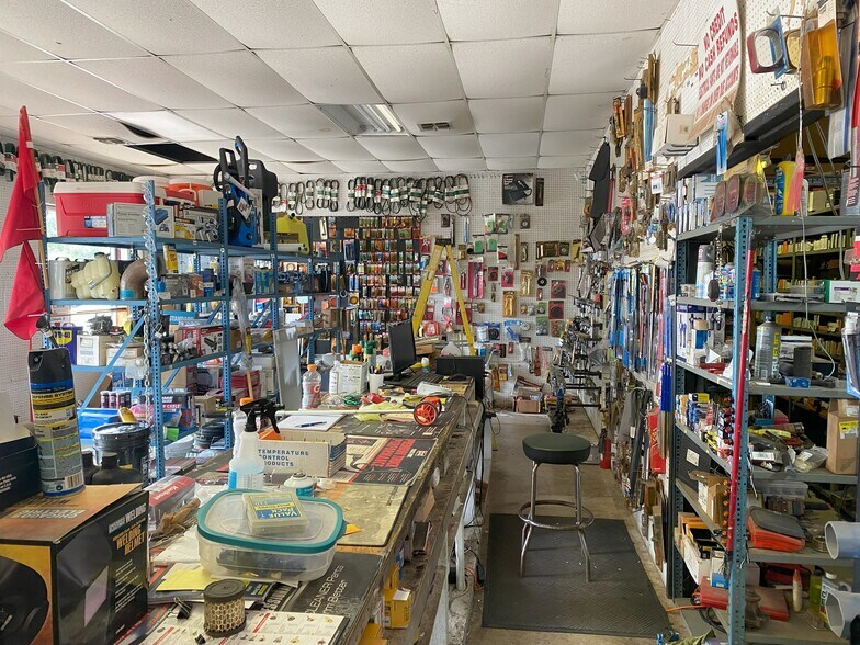 More Photos Of 119 S Commerce St, Dilley Storefront Retail Residential For Sale