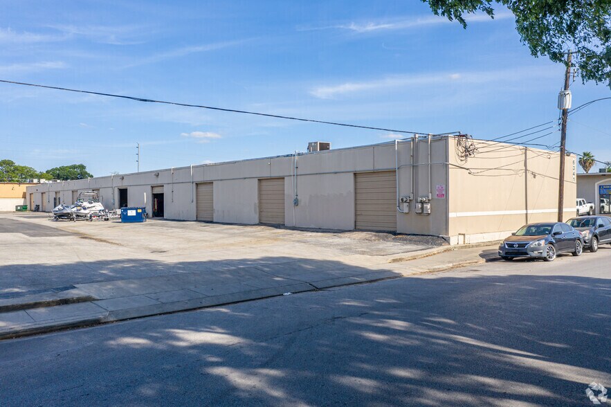 More Photos Of 6301-6335 Ashcroft Dr, Houston Showroom For Lease