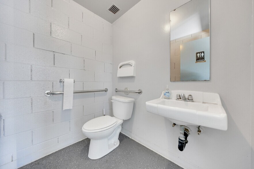 More Photos Of 4401 Beverly Blvd, Los Angeles Auto Repair For Sale