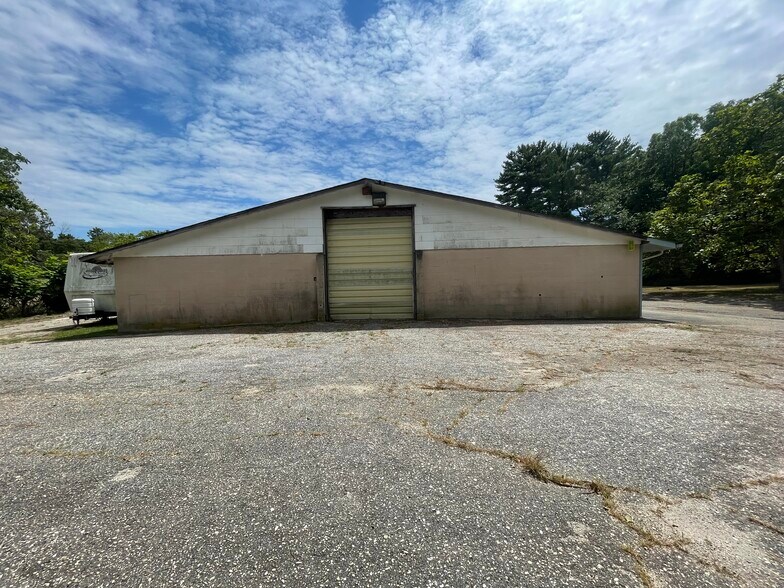 More Photos Of 55 Schoolhouse Rd, Whiting Warehouse For Lease