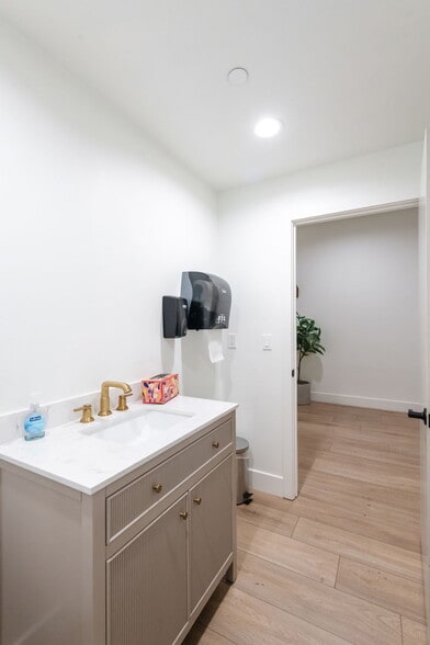 More Photos Of 15206 Grevillea Ave, Lawndale Warehouse For Lease