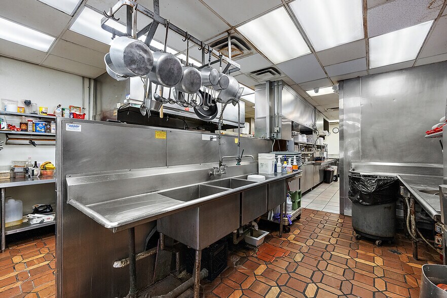 More Photos Of 37116 S Groesbeck Hwy, Clinton Township Restaurant For Sale