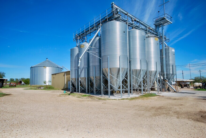 More Photos Of 5040 FM 1295, Moulton Specialty For Sale