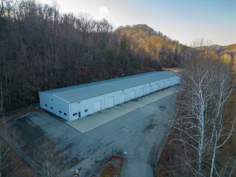 More Photos Of 376 Hope Station Rd, Weston Warehouse For Lease