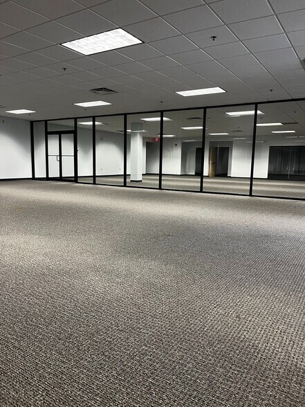 More Photos Of 12000-12038 Ridgemont Dr, Urbandale Office For Lease
