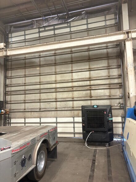 More Photos Of 4106-4112 S Commerce Dr, Murray Light Manufacturing For Lease