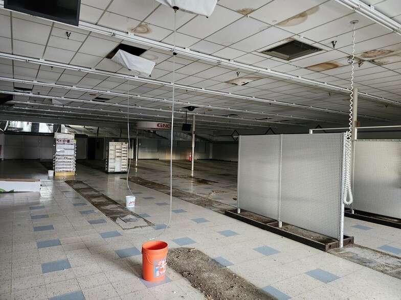More Photos Of 130 S Detroit St, Kenton Drugstore For Lease