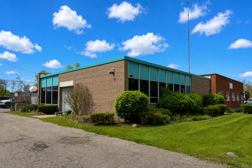 More Photos Of 8555 Capital St, Oak Park Manufacturing For Sale