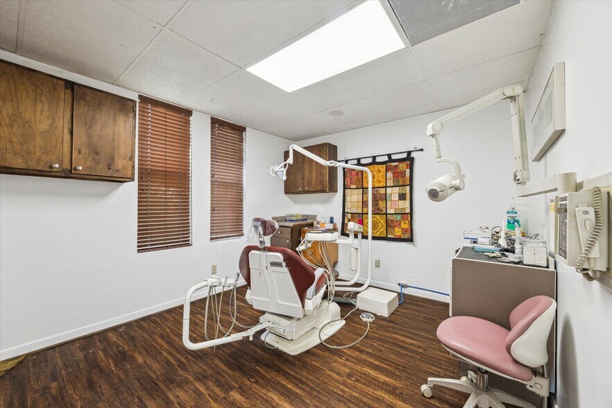 More Photos Of 6910 Bellaire Blvd, Houston Office For Sale