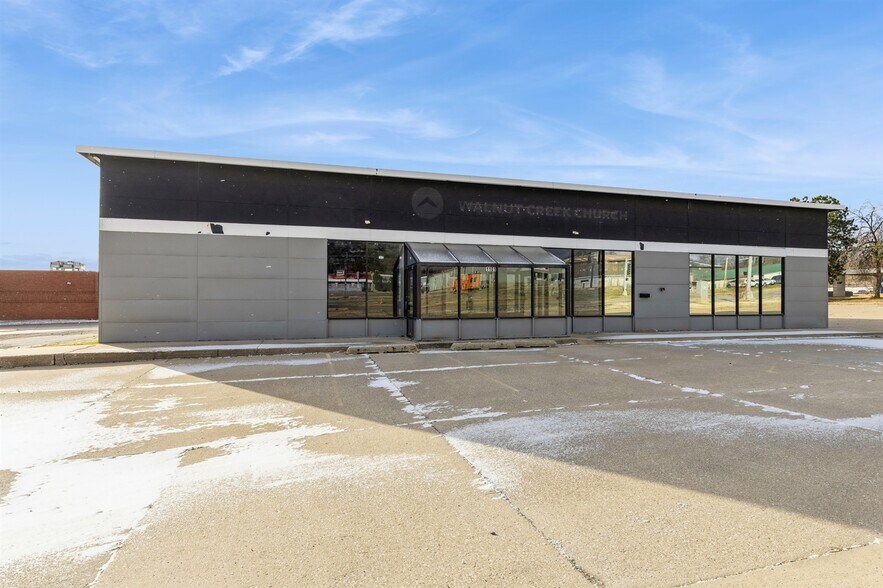 More Photos Of 1101 E Army Post Rd, Des Moines Freestanding For Sale