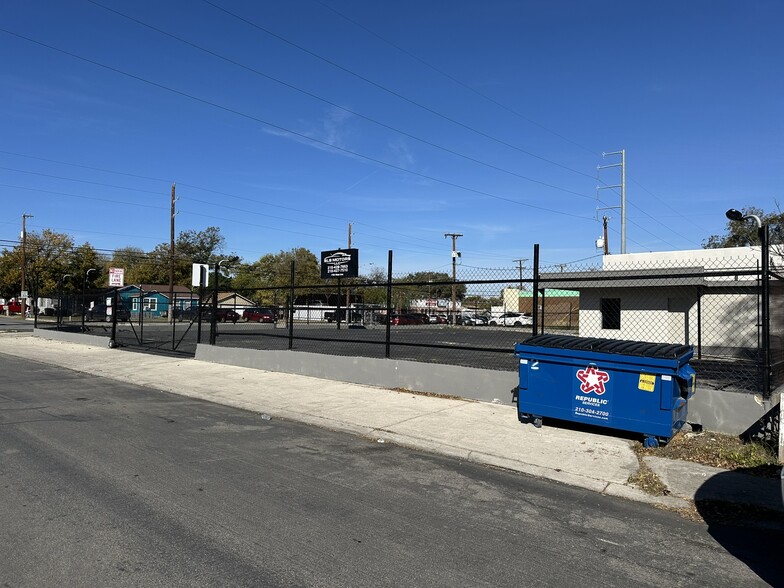 More Photos Of 1704 West Ave, San Antonio Auto Repair For Sale