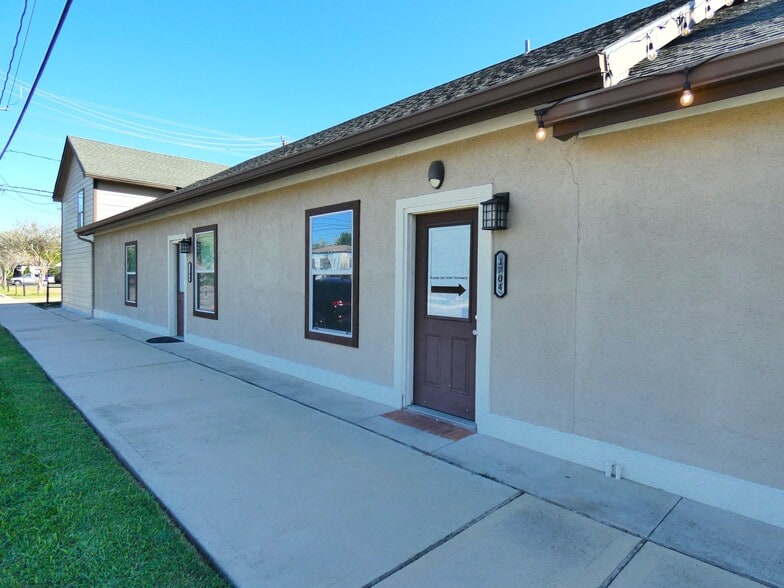 More Photos Of 1704 Avenue D, Rosenberg Specialty For Lease