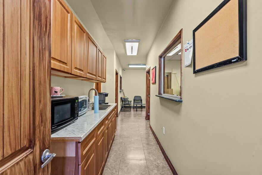 More Photos Of 4204 W Burbank Blvd, Burbank General Retail For Sale