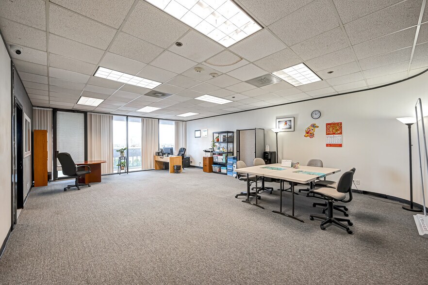 More Photos Of 6100 Corporate Dr, Houston Office For Sale