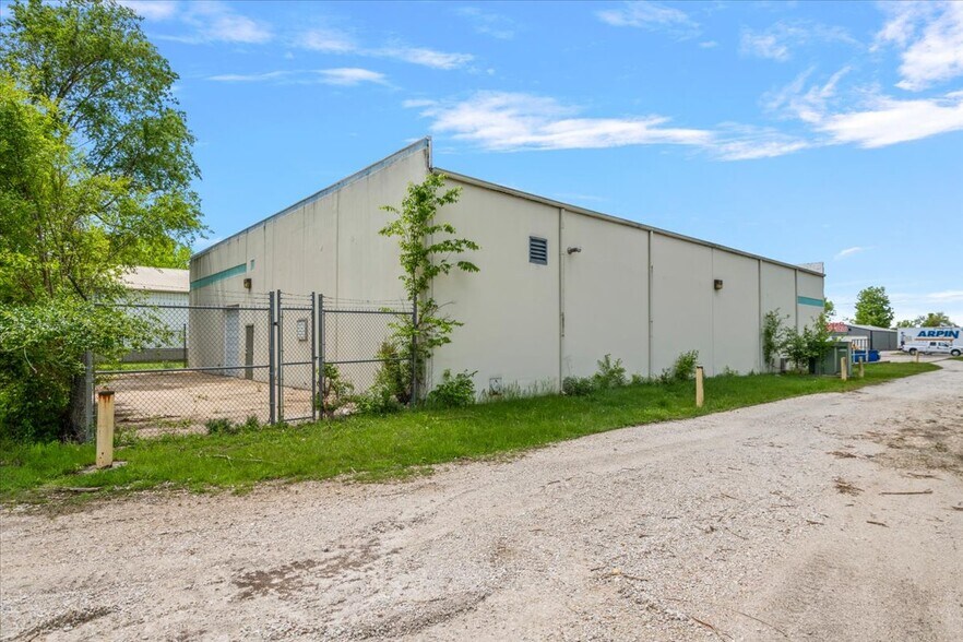 More Photos Of 4524 Industrial Ave, Springfield Warehouse For Lease