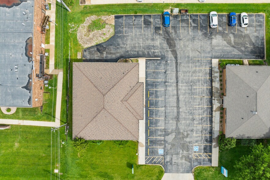 More Photos Of 305 E San Marnan Dr, Waterloo Medical For Sale