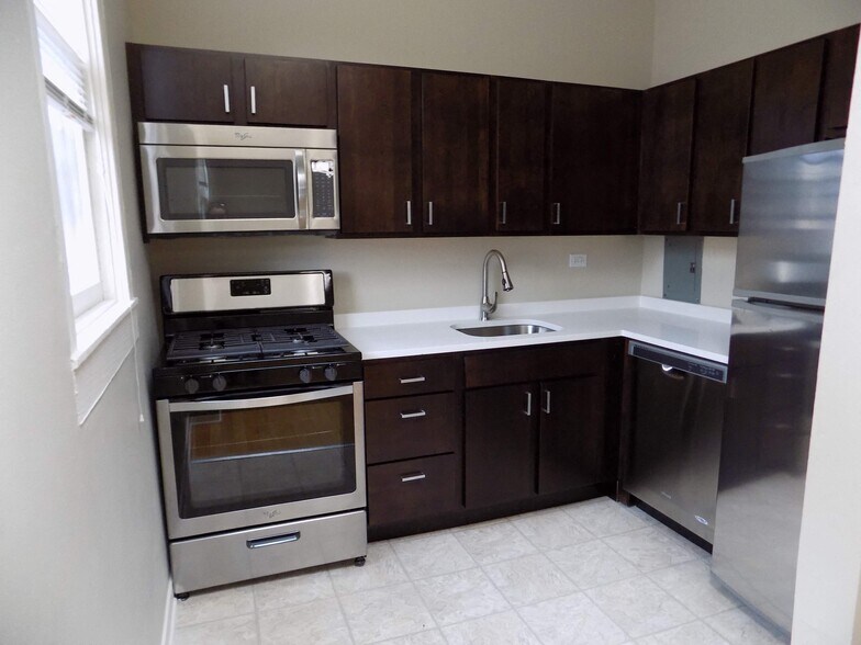 More Photos Of 2300 N Clark St, Chicago Apartments For Lease