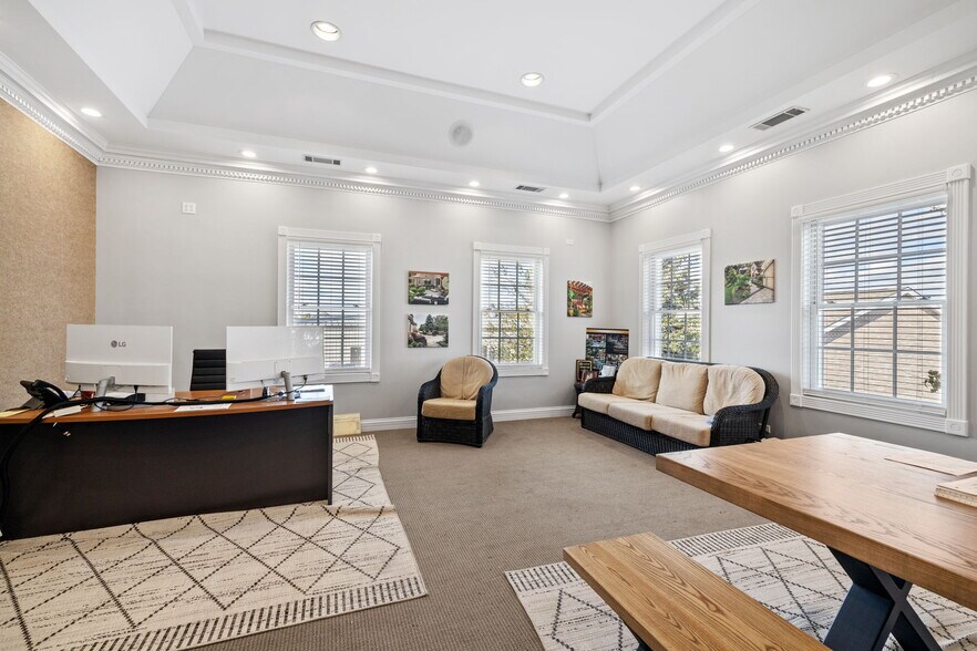 More Photos Of 611 W Jefferson St, Shorewood Medical For Lease