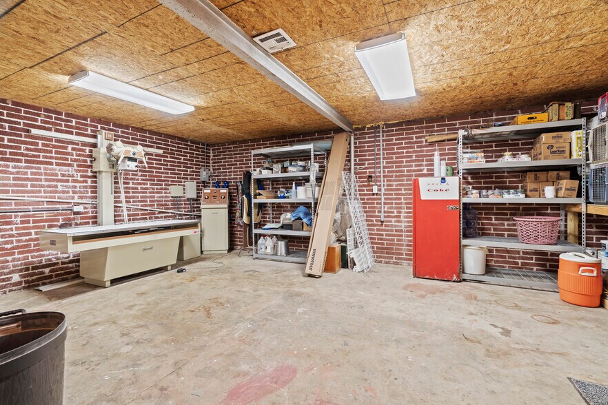 More Photos Of 1404 S B St, Henryetta Veterinarian Kennel For Sale