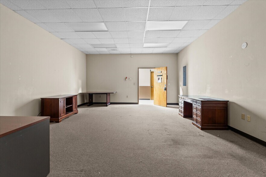 More Photos Of 907-909 S Park St, Carrollton Unknown For Lease