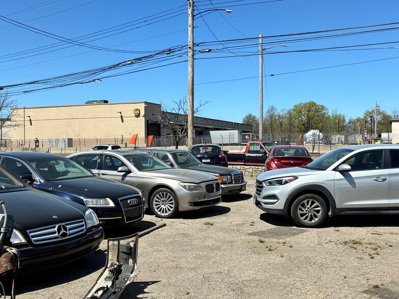 More Photos Of 991 Honeyspot Rd, Stratford Warehouse For Sale