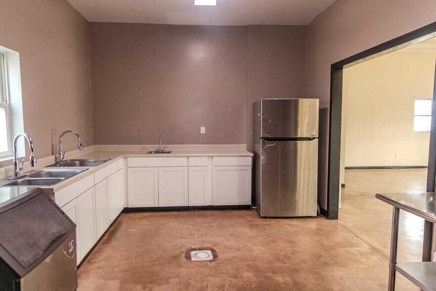 More Photos Of 1402 Bear St, Madison Specialty For Sale