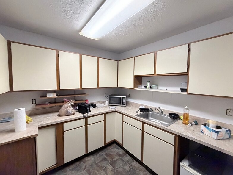 More Photos Of 4803 W 71st St, Indianapolis Medical For Sale