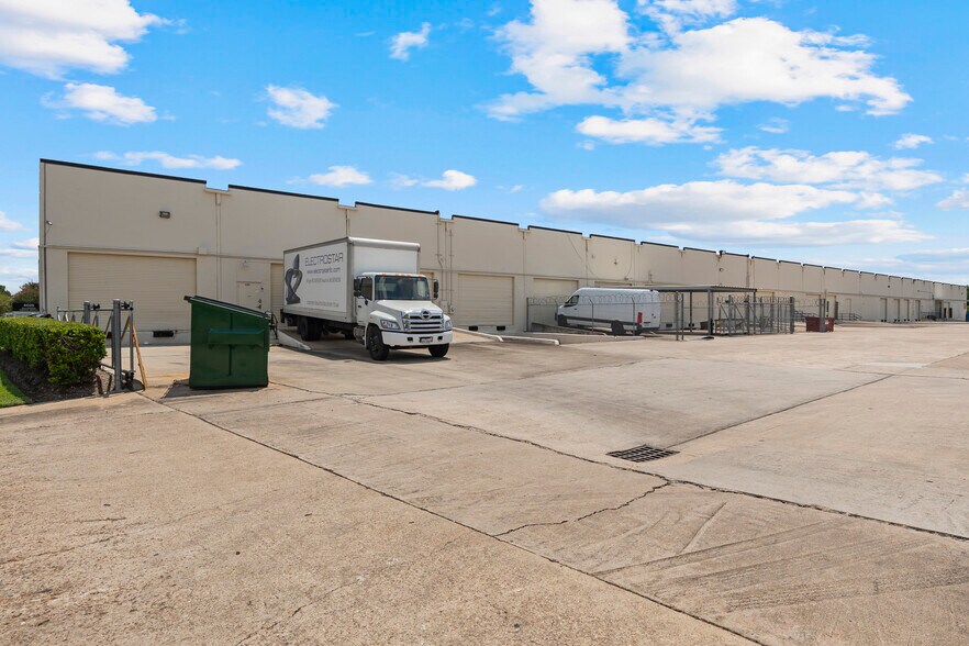 More Photos Of 4025 Willowbend Blvd, Houston Unknown For Lease