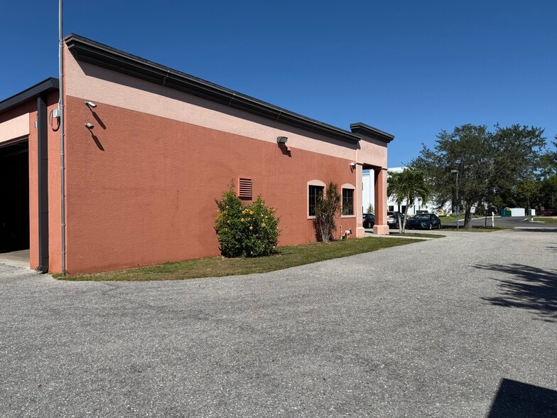 More Photos Of 6381 Corporate Park Cir, Fort Myers Research And Development For Lease