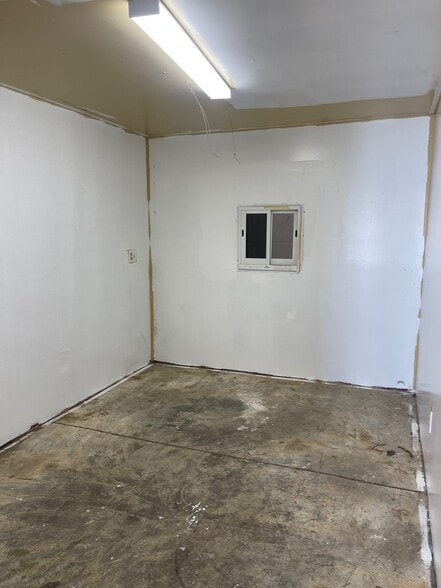 More Photos Of 9161 131st Pl N, Largo Warehouse For Lease