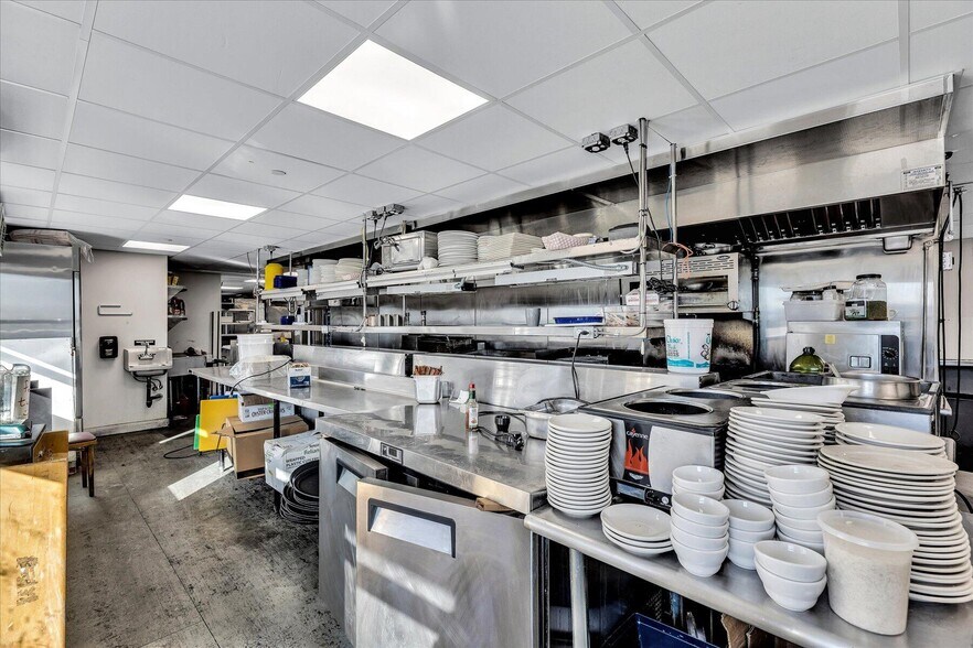 More Photos Of 317-319 Commercial St, Provincetown Restaurant For Lease