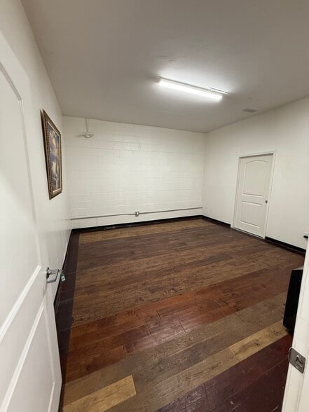 More Photos Of 14529 Archwood St, Van Nuys Storefront Retail Office For Lease