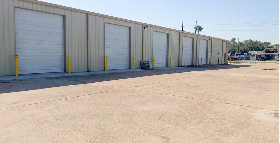More Photos Of 6616 Brittmoore Rd, Houston Warehouse For Lease