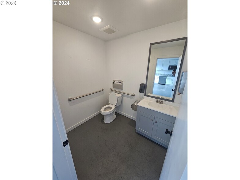 More Photos Of 5833 NE Portland Hwy, Portland Flex For Sale