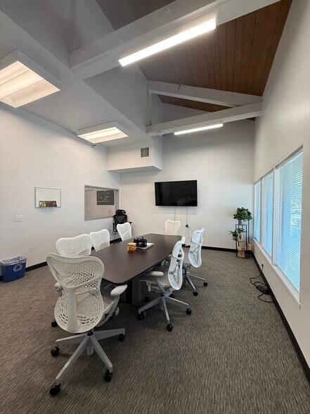More Photos Of 850 Hampshire Rd, Westlake Village Office For Lease