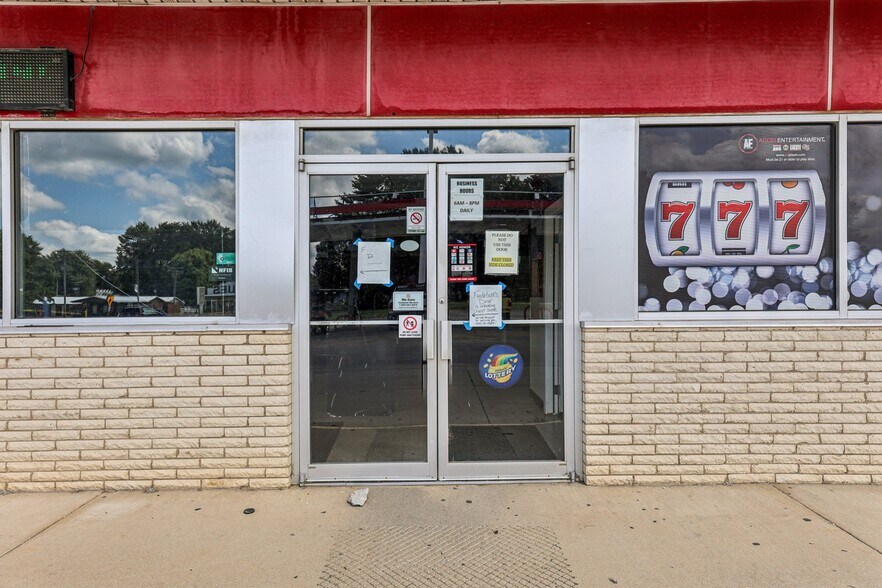 More Photos Of 402 W Johnson St, Pocahontas Flex For Sale