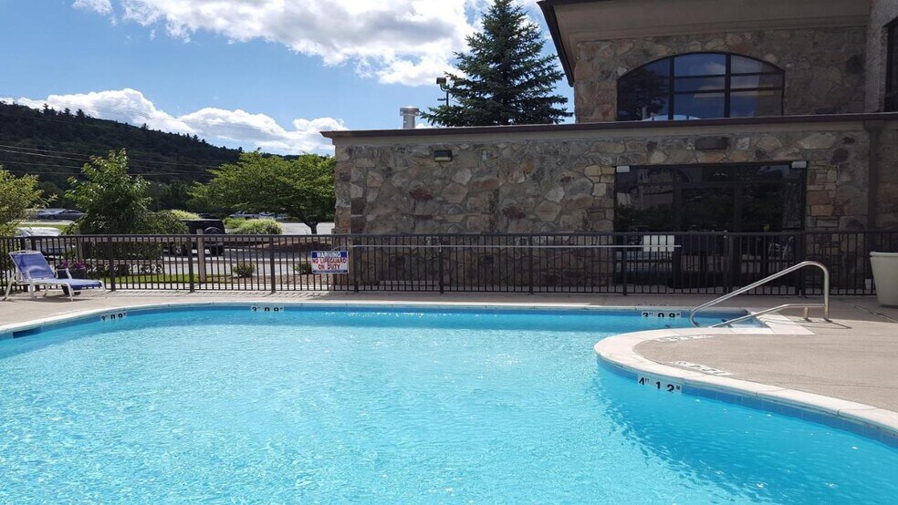 More Photos Of 1943 Blowing Rock Rd, Boone Hotel For Sale