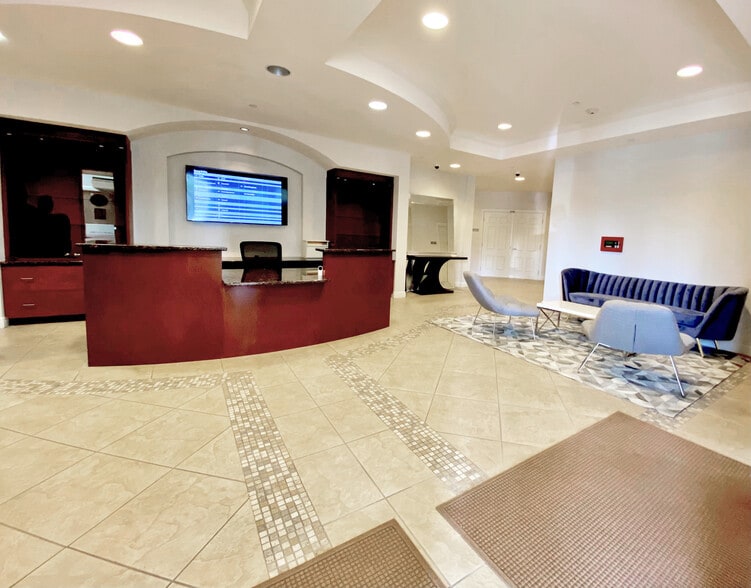 More Photos Of 704 Goodlette-Frank Rd N, Naples Unknown For Lease