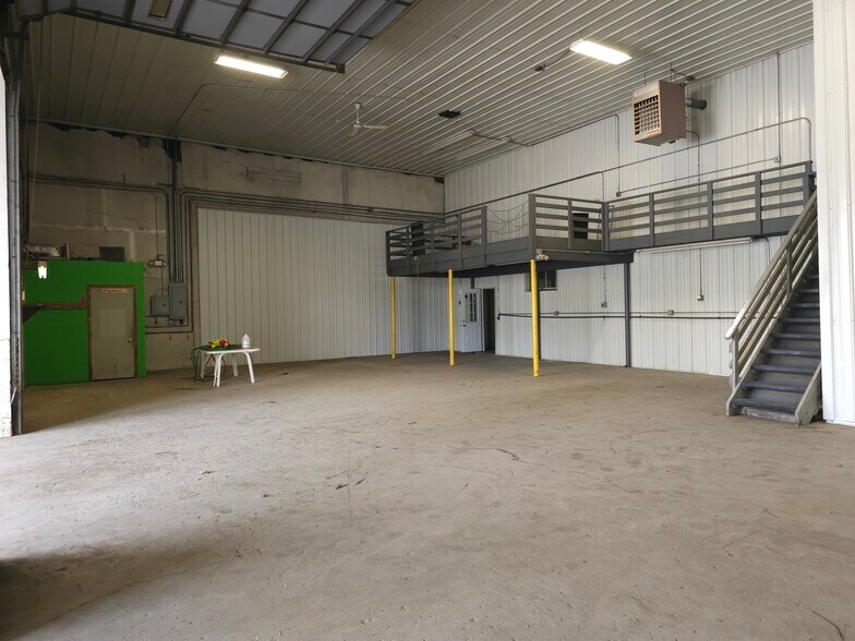 More Photos Of 14 Willet St, Florida Warehouse For Lease