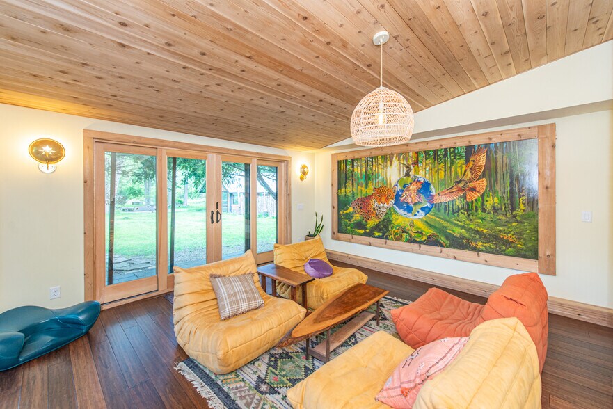 More Photos Of 62 Mount Pleasant Rd, Columbia Specialty For Sale