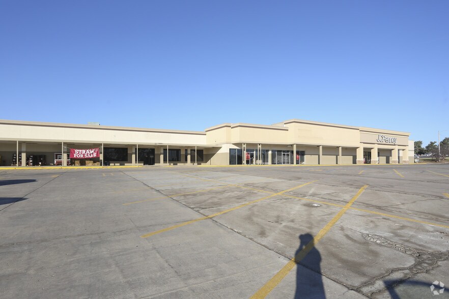 More Photos Of 2206 S Baltimore St, Kirksville General Retail For Lease