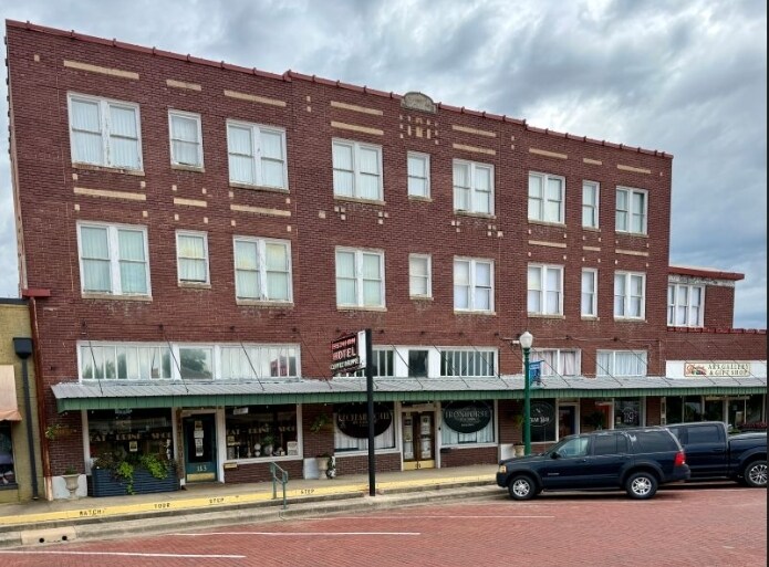 Primary Photo Of 113 E Commerce St, Mineola General Retail For Lease