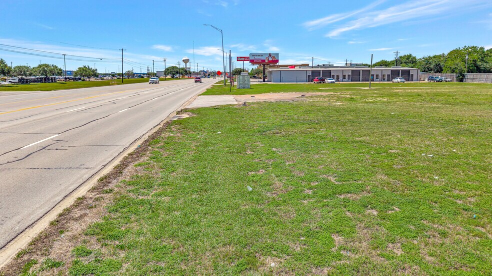 More Photos Of 9505 N Navarro St, Victoria Land For Sale